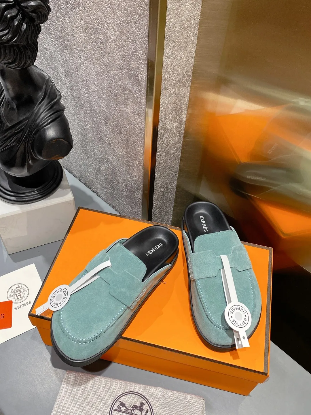 [H Family Hermès] P: 520💰 Size: Male 39-44 (45 customized) Female 35-40 (41 customized) HERMES Hermès' latest couple's cute Birkenstock slippers. Summer really needs versatile slippers. They look good no matter how you match them. They have a casual and high-end feel. The comfort is also great. They are paired with a variety of colorful socks. They are trendy. Hermès 2023 new half slippers are high quality. ●Upper: imported cow suede ●Inner lining: imported sheepskin ●Foot pads: imported mixed sheepskin ●Outsole: Tpu non-slip and wear-resistant outsole